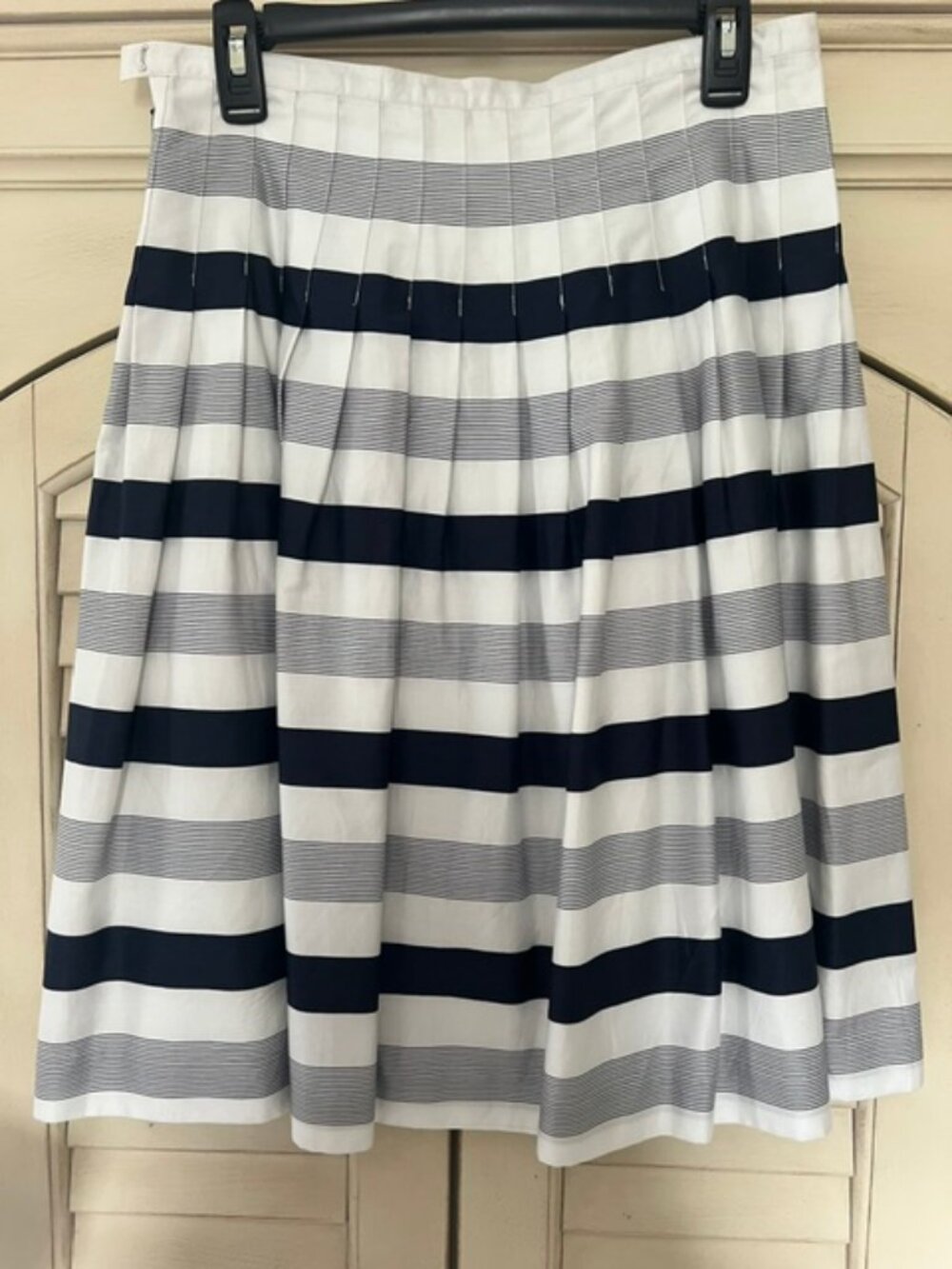 VTG Bandolino A-line Pleated Skirt Darl Blue White Striped Midi Cotton Size 8